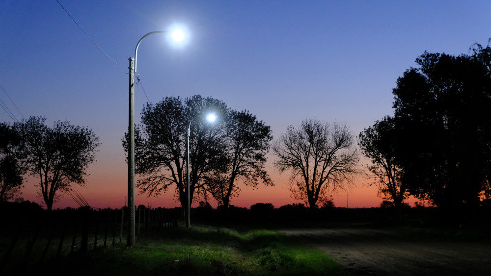CuraAlessandro's tweet photo. #InesIndart Luego de un mes de arduo trabajo en conjunto con la Cooperativa Eléctrica de Inés Indart la etapa de reconversión lumínica está a punto de finalizar en la localidad.
En total son 43 nuevas luminarias.
#Iluminarmasymejor https://t.co/Q9hiECLLXX