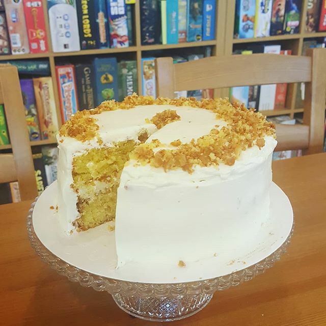 New cake in today - Cinnamon Crunch with a gorgeous cream cheese frosting.

#cake #boardgamecafe #readysteadyroll ift.tt/2McrCQv