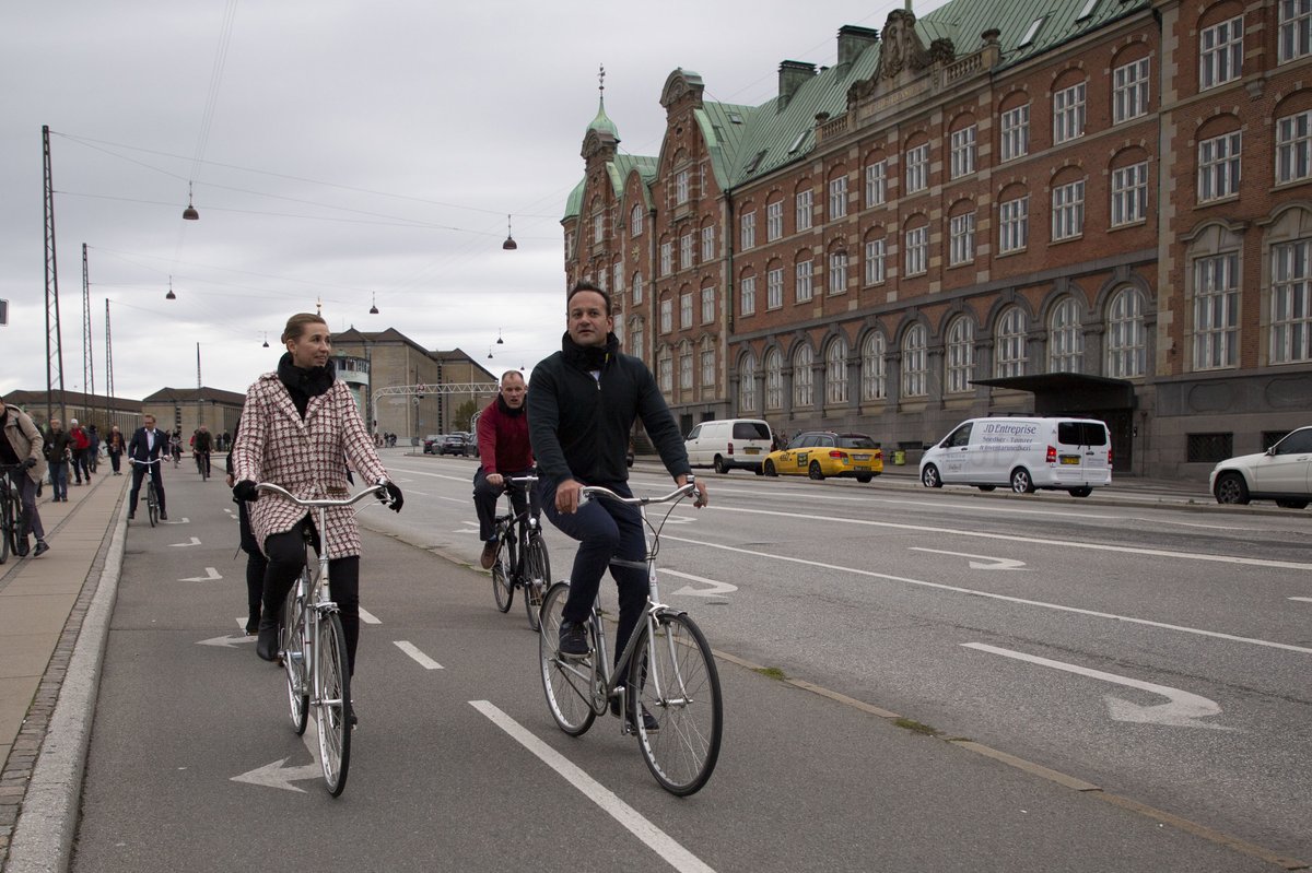 regeringDK's tweet photo. Irlands premiereminister @LeoVaradkar på besøg. Statsministeren bød på cykeltur og besøg hos @GreenKayakorg #dkpol https://t.co/xJdFZrbeYj