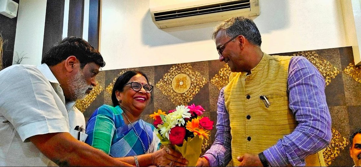 Muzaffarnagarnp's tweet photo. प्रमुख समाज सेवी श्री भीमसेन कंसल जी के आवास पर आए  उत्तराखंड के मुख्यमंत्री श्री त्रिवेंद्र सिंह रावत का पालिकाध्यक्ष श्रीमती अंजू अग्रवाल जी एवं इंजीनियर श्री अशोक ��ग्रवाल जी द्वारा बुके देकर स्वागत किया गया। इस मौके पर केंद्रीय राज्य मंत्री डॉक्टर संजीव बालियान भी मौजूद रहे। https://t.co/KxO35M3UPE
