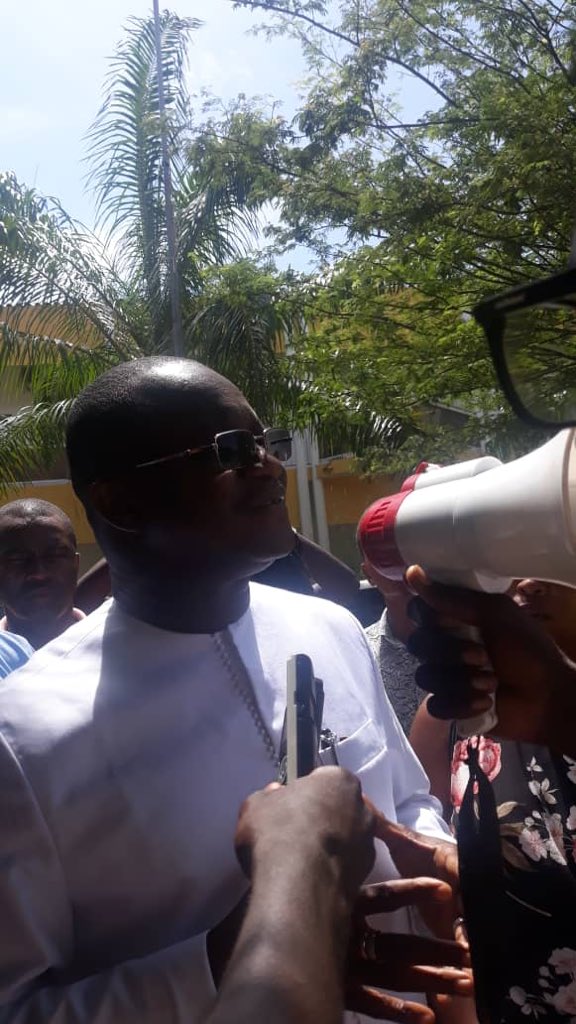 debarros_miguel's tweet photo. ATUALIDADE Secretário de estado das comunidades da #GuinéBissau atende os manifestantes em protesto contra a prisão e violência sofrida por cidadão guineense nos aeroportos Cabo-verdianos. Exige-se JUSTIÇA e RESPEITO ✊🏿 https://t.co/RwGLgfZuhL