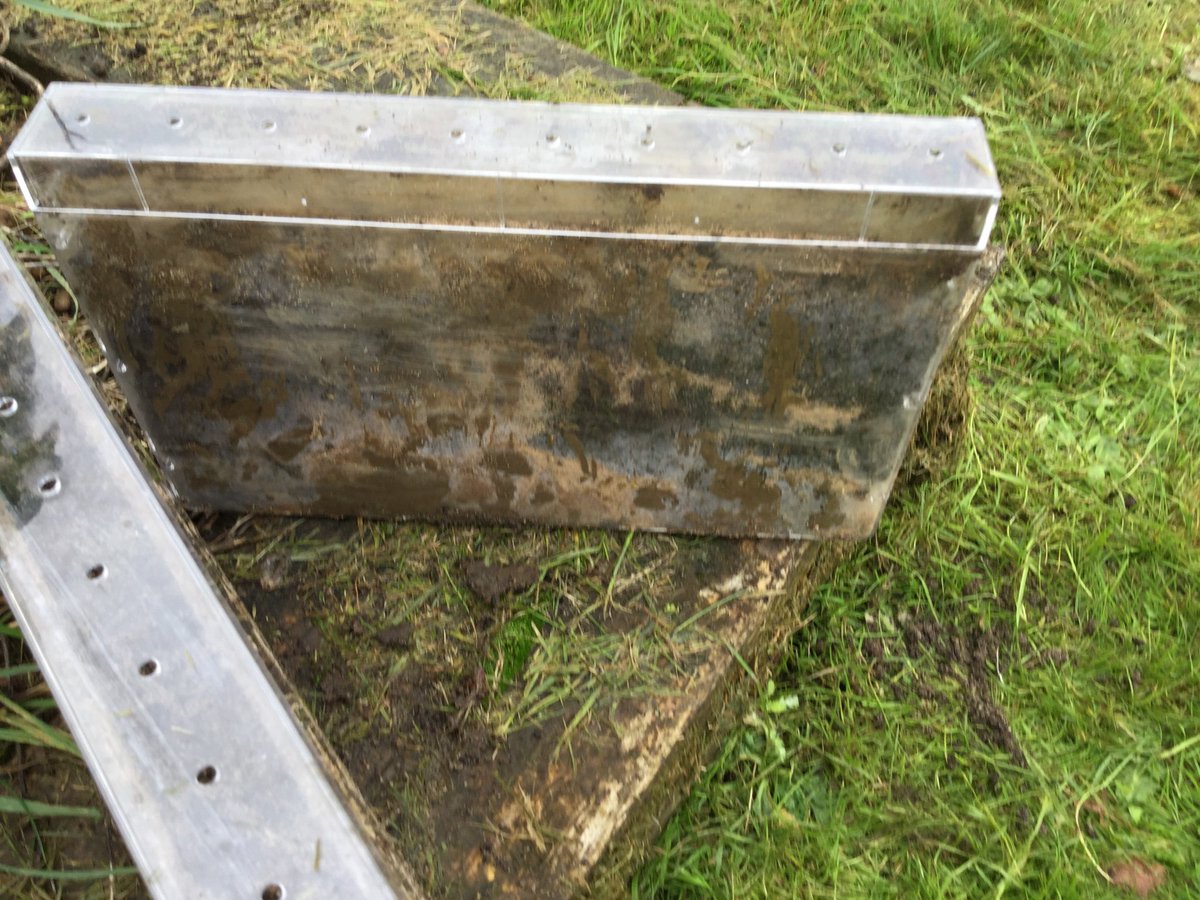 QuayAcademy's tweet image. Year 2 have been busy collecting soil and worms for their wormeries today#minibeasts @ChrisPack716 #science @QuayVP #makingeducationfun