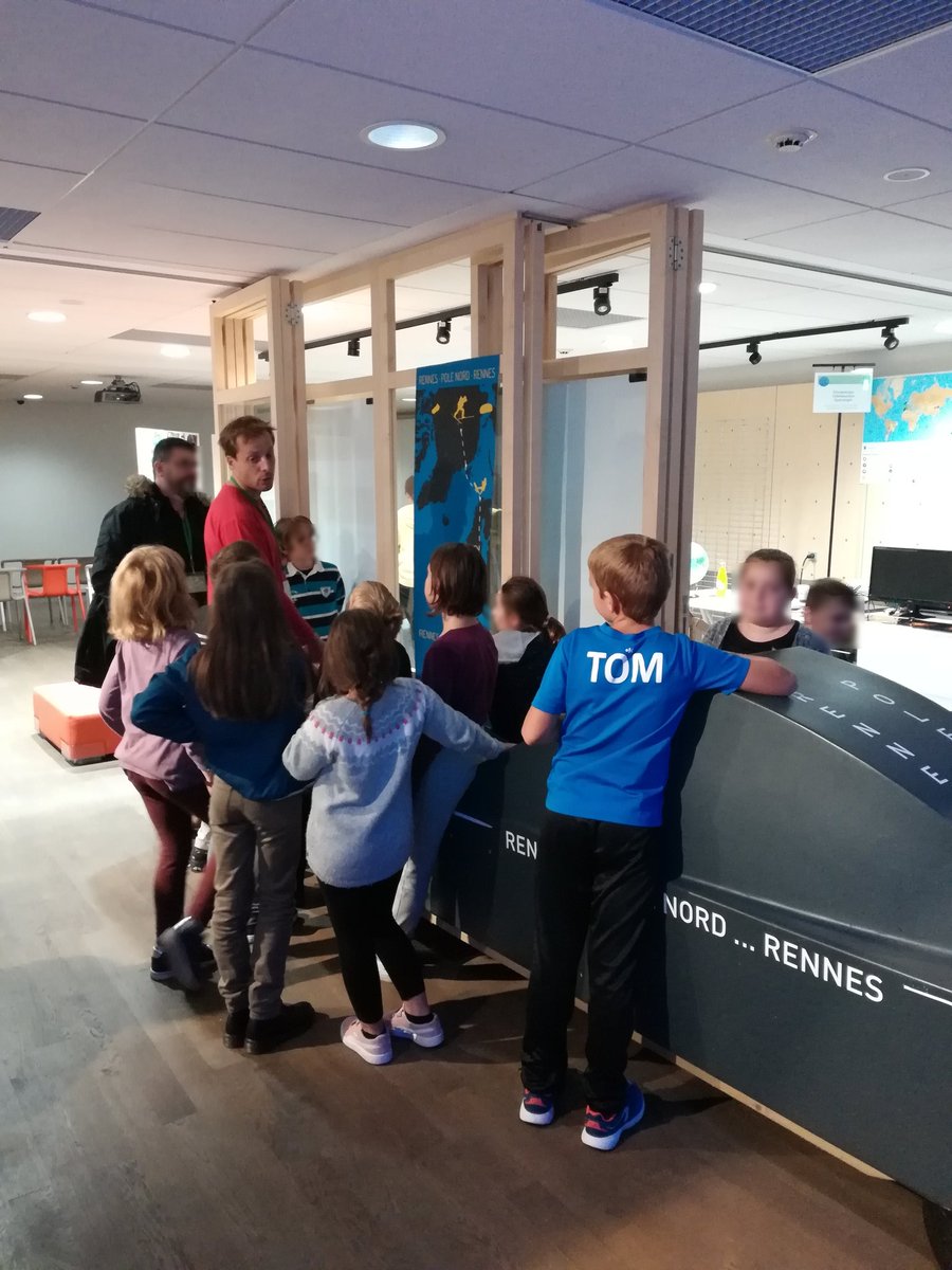 GwnMorin's tweet photo. 💡Matinée avec les scolaires : explication du projet #RennesPoleNord ❄️ par #VincentGrison, quizz d'images satellites 🛰️ et jeux sur la climatologie 🌤️ #FestivalDesSciences @UMR_LETG @UnivRennes_2 @CNRS_dr17 @OSURennes https://t.co/F6ZJVVI77O