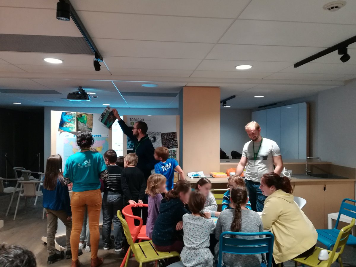GwnMorin's tweet photo. 💡Matinée avec les scolaires : explication du projet #RennesPoleNord ❄️ par #VincentGrison, quizz d'images satellites 🛰️ et jeux sur la climatologie 🌤️ #FestivalDesSciences @UMR_LETG @UnivRennes_2 @CNRS_dr17 @OSURennes https://t.co/F6ZJVVI77O