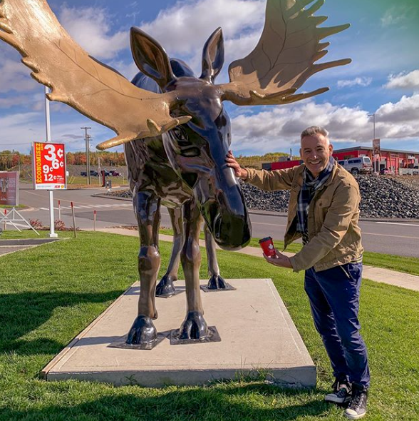 TheWiggles's tweet photo. Anthony feeding a moose statue some Tim Hortons... In what can only be described as the most Canadian photo ever? Fuelled and ready for 2 shows in Brampton today! ππβ @Anthony_Wiggle
#TheWiggles #OnTour #PartyTimeTour #CanadianTour https://t.co/pzsTmWlLeq