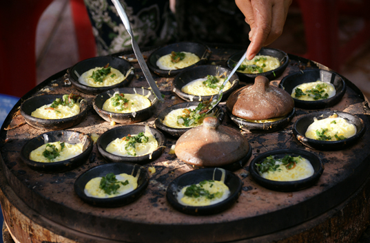 LTT_2505's tweet photo. Bánh Căn

The standard of “Bánh căn” is good thanks to the type of rice powder, fish sauce and green onions used. The rice used to make the powder has to be old rice in order to make the cake crispy.

#foodie #travel #vietnam #discover #challenge #diversity #foodpics #streetfood https://t.co/Miqu8uIFgb