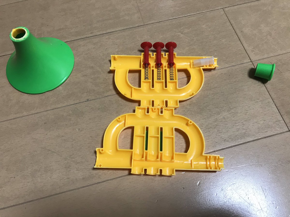 デゴチ キャンプで屋台をやるまでにチャルメラ作りたくて100円のおもちゃのラッパを買ってきて分解して構造を確認しています ってこれじゃピストン押しても音程変わらんやないか