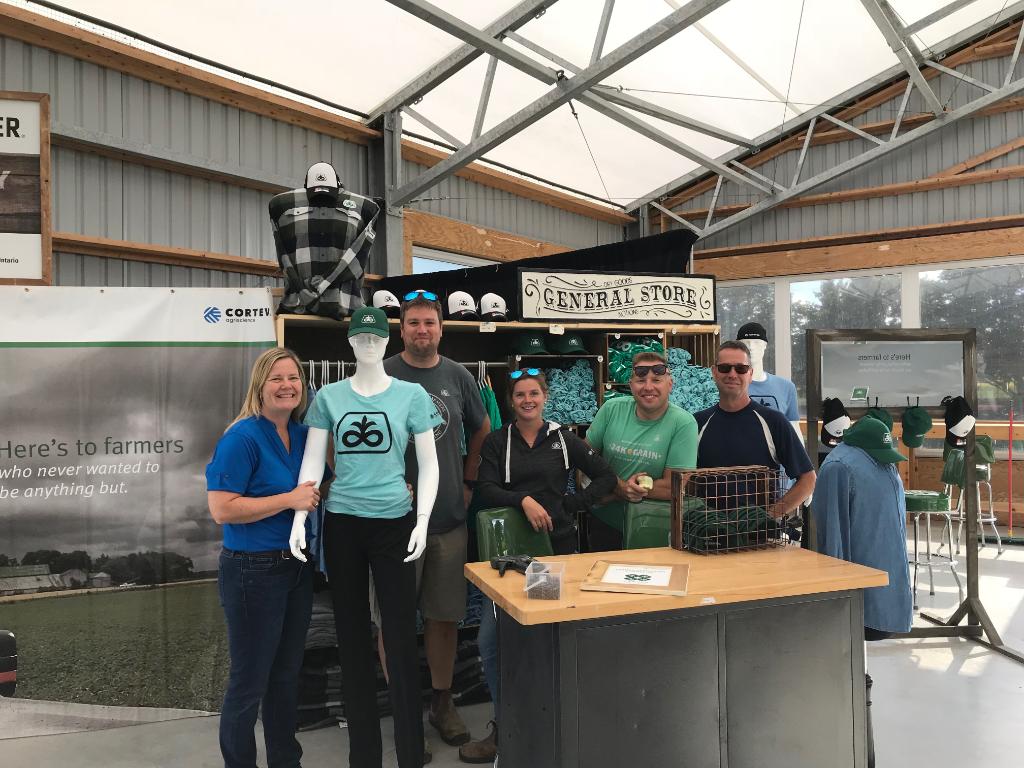 PioneerSeedsCA's tweet photo. Merci à tous les fans de la marque Pioneer pour avoir soutenu la Fédération de la relève agricole du Québec. Grâce à vos achats dans notre Boutique Champêtre du #COFS, nous sommes heureux d'offrir 1 500 $ à @LaFraq! #QCAg #AgCdnEst @CortevaCA https://t.co/J2bkdtT3yW