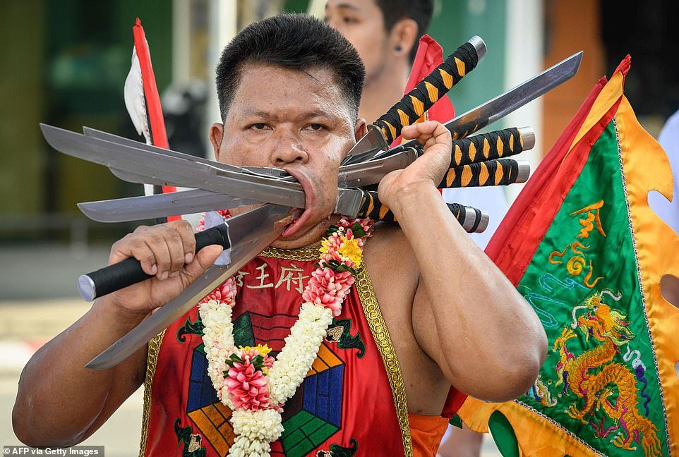 飯山陽 Dr Akari Iiyama 初のエッセイ エジプトの空の下 重版決定 タイのプーケットで開催中のベジタリアン フェスティバルが相当たいへんなことになってしまっている件 みんな大好き微笑みの国タイの現実その３ T Co Gxbb02ivzf Twitter