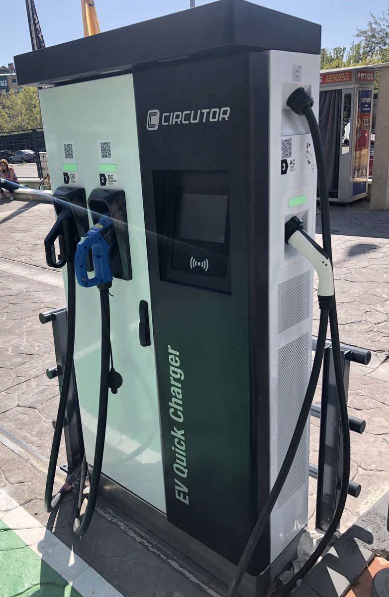 nlingerto's tweet photo. Hoy me he acercado a la Avenida de la Albufera 319 a conocer nuestra ecoliner🚗💚 
Se trata del primer punto de carga rápida de acceso público en espacio privado, cedido por el @MADRID Qué proyecto tan bonito! 😍 #movilidadelectrica #vehiculoelectrico #transiciónenergética https://t.co/iZVBi7WuEb