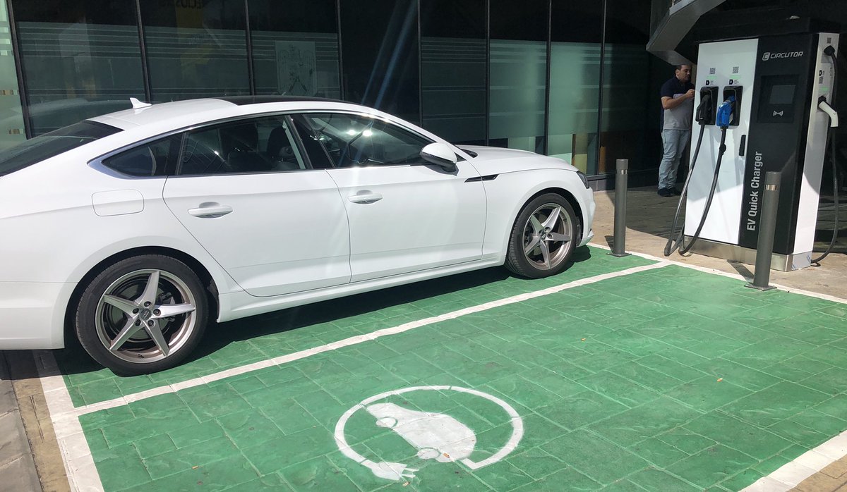 nlingerto's tweet photo. Hoy me he acercado a la Avenida de la Albufera 319 a conocer nuestra ecoliner🚗💚 
Se trata del primer punto de carga rápida de acceso público en espacio privado, cedido por el @MADRID Qué proyecto tan bonito! 😍 #movilidadelectrica #vehiculoelectrico #transiciónenergética https://t.co/iZVBi7WuEb
