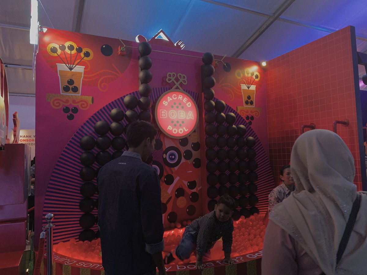 Prambors's tweet photo. Hari kedua @JCFeastival 2019!
Hari ini rame banget di Spoon Tent! Nah, mimi nyobain ke Fork Tent & beli cookies dari Dough Lab plus jus sehat dari @everydaycplus seger banget!
Kawula Muda jgn lupa dtg ke #JCF19 3 s/d 6 Oktober di Senayan City ya! ๐ #PramborsAds https://t.co/OTjJAq3wll