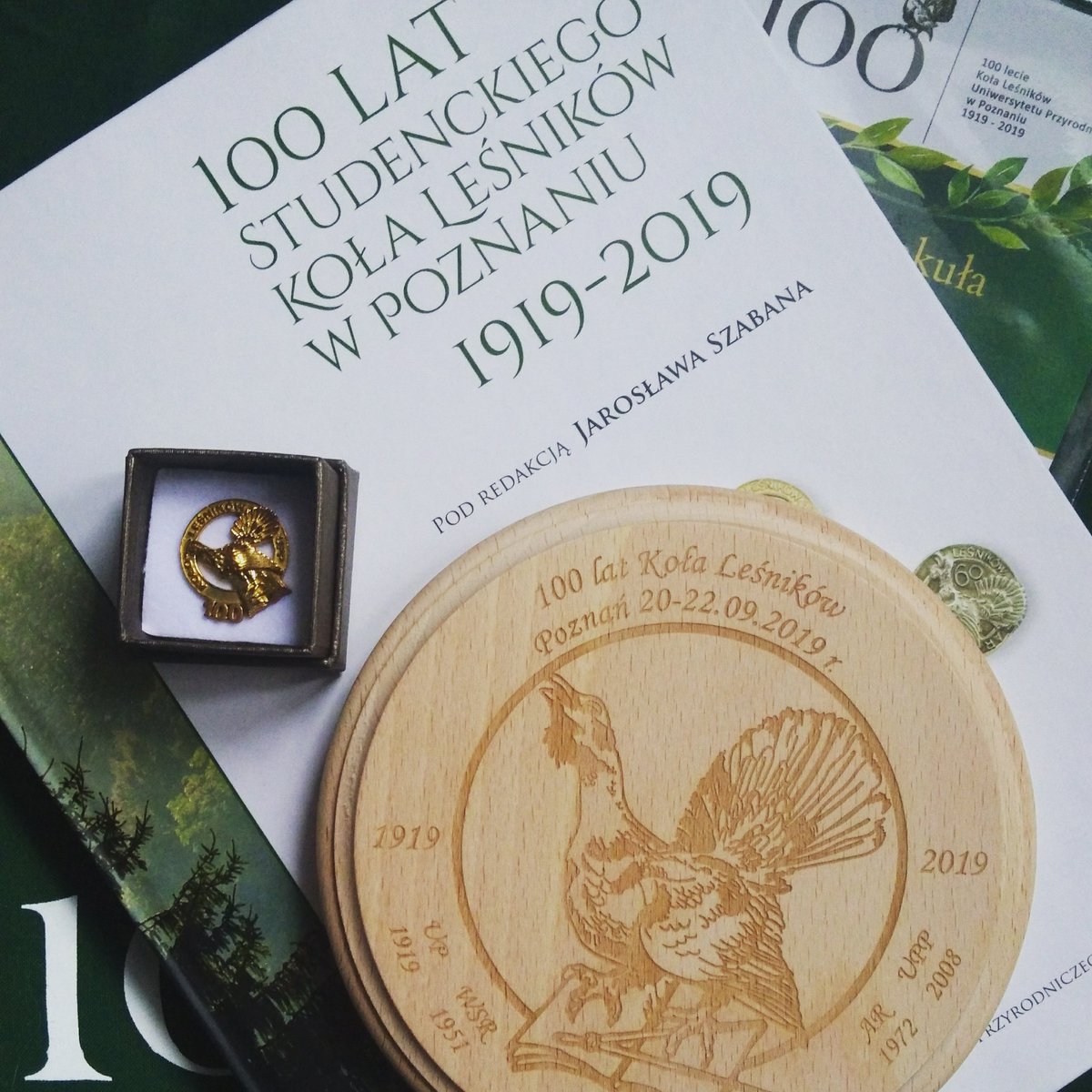 Jacek_fpm's tweet photo. @WH_AGH @AGH_Krakow Miło ale pinsy można jeszcze zamówić ;) ostatnio #KoloLesnikow @Forestry_Poznan @up_poznan miało jubileusz #100lat i wszystko było dopięte na ostatni guzik ;) https://t.co/rK8EEpdNjB