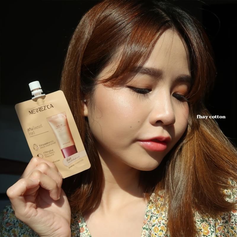 ไฮไลท์แบบซองของ Merrezca คือโคตรว้าววและวาว!! ผิวคือฉ่ำมากๆ เนื้อไฮไลท์นุ่มสมูทอยู่นะ เกลี่ยง่าย มีกลิ่นหอมอ่อนๆ  ฝ้ายใช้สี Light น้า สีออกทองสว่างๆ ใช้ให้หน้าไบร์ทขึ้น ผิวดูฉ่ำเงา แต่ไม่มันฮะ ราคา 59 บาท #รีวิวครีมซอง #HowtoPerfect
