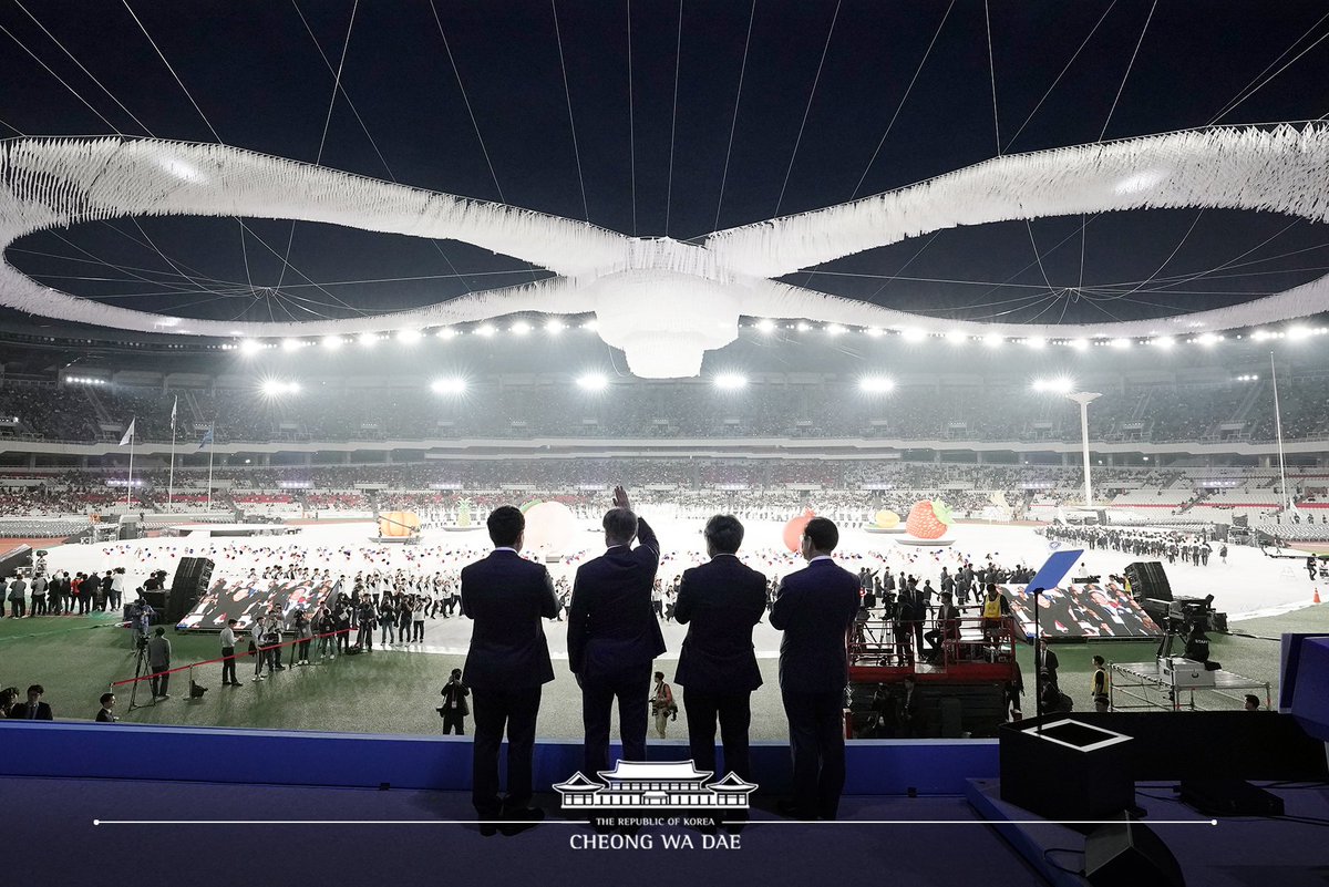 TheBlueHouseKR's tweet image. &amp;lt;하나 된 100년, 대한민국이 뜁니다&amp;gt;
문재인 대통령은 오늘, 제100회 #전국체육대회 개회식에 참석했습니다. 이 자리에서 대통령은 &quot;선수들의 눈물과 땀, 정정당당한 승부는 국민께 감동을 주었고 덕분에 우리는 어려운 시기에도 희망을 잃지않고 ‘할 수 있다’는 의지를 다질 수 있었다&quot;고 말했습니다.