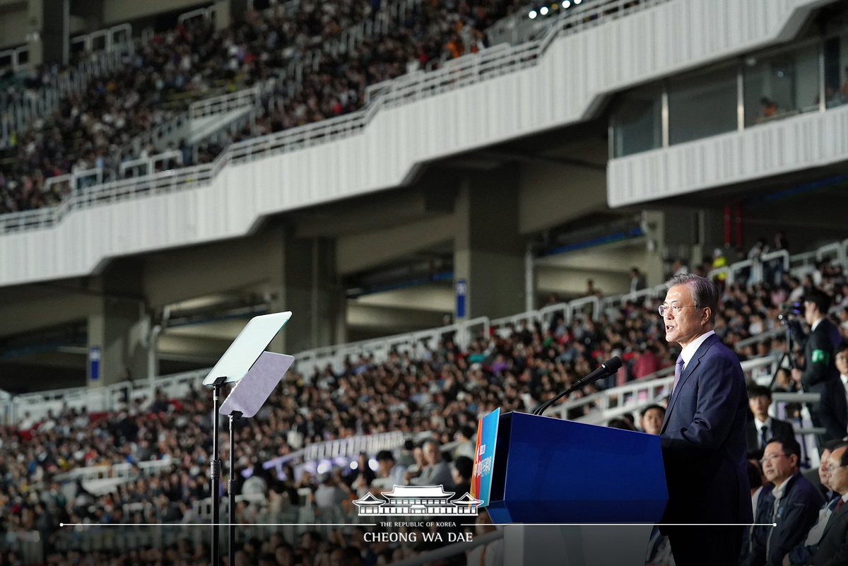 TheBlueHouseKR's tweet image. &amp;lt;하나 된 100년, 대한민국이 뜁니다&amp;gt;
문재인 대통령은 오늘, 제100회 #전국체육대회 개회식에 참석했습니다. 이 자리에서 대통령은 &quot;선수들의 눈물과 땀, 정정당당한 승부는 국민께 감동을 주었고 덕분에 우리는 어려운 시기에도 희망을 잃지않고 ‘할 수 있다’는 의지를 다질 수 있었다&quot;고 말했습니다.