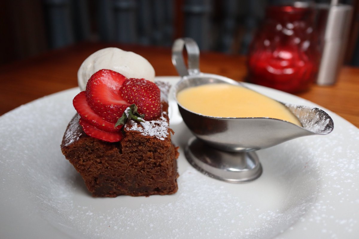 THANK GOD IT'S FRIDAY 🥳 Our desserts are a great way of treating yourself for working so hard all week! This banana sticky toffee pudding served with custard and vanilla ice cream is the perfect award 🍌 #saltaire #food