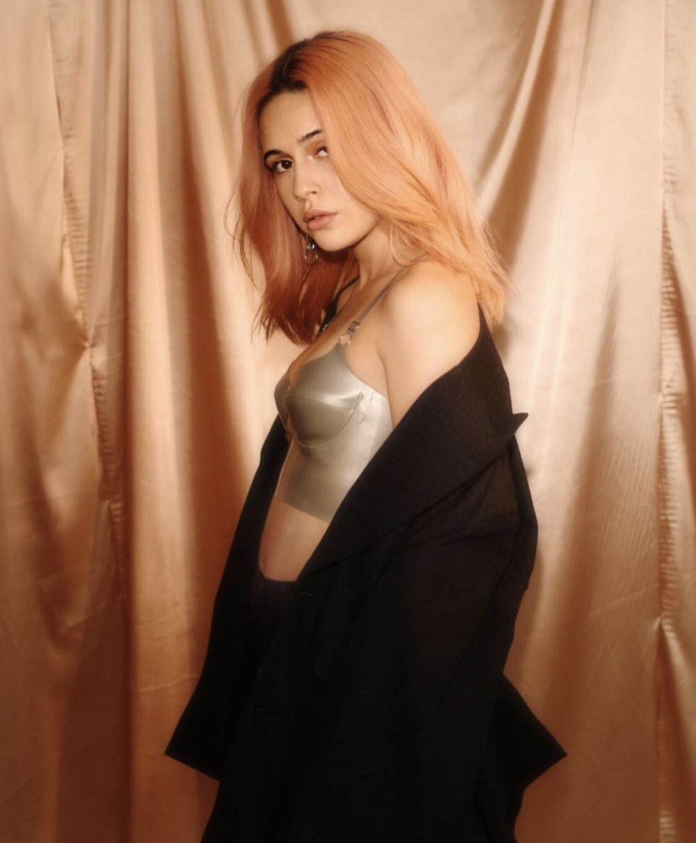 BeaMiller__FR's tweet photo. PHOTOS || Bea pour Euphoria Magazine #1 https://t.co/7JkQt7htfG