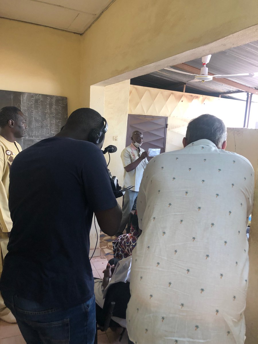 AtlasProjet's tweet photo. Dans le cadre du tournage de la vidéo de présentation du #ProjetATLAS, les premiers résultats de la dispensation de l'#ADVIH. Des personnels de santé et communautaires impliqués et engagés, des bénéficiaires satisfaits. A suivre !... @UNITAID @NGOSolthis @ird_fr https://t.co/h6DnHKdqJr