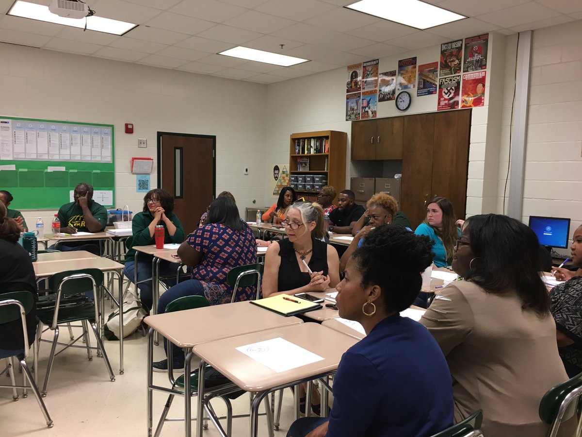 MsFagin's tweet photo. #LearnInGriffin is off to a great start with @RobinHarris417 leading a session on #sketchnoting! #BombdiggityTech #GSCSTech https://t.co/Hx22kgnnaY