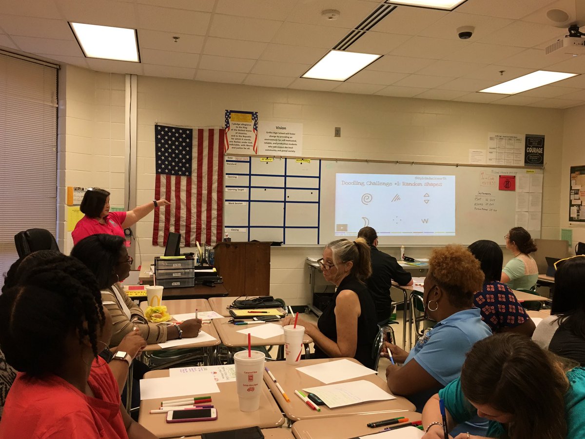 MsFagin's tweet photo. #LearnInGriffin is off to a great start with @RobinHarris417 leading a session on #sketchnoting! #BombdiggityTech #GSCSTech https://t.co/Hx22kgnnaY