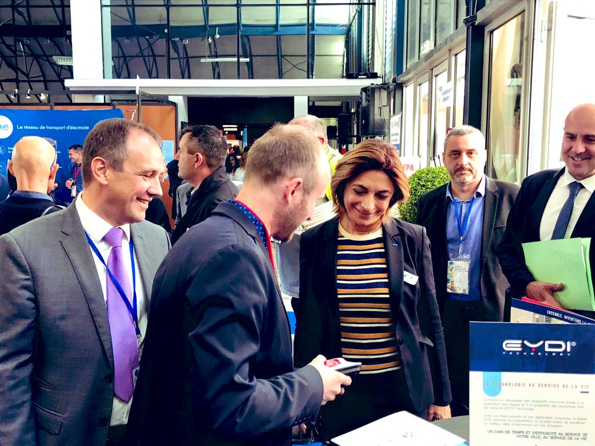 EydiTechnology's tweet photo. 4e édition du #SalonDesMaires organisée à @SalonProvence.

#EYDI présente sa solution #SmartCity #SafeCity pour les #populations et #communes
 à la Présidente du @departement13 https://t.co/OSeGQqPxoO