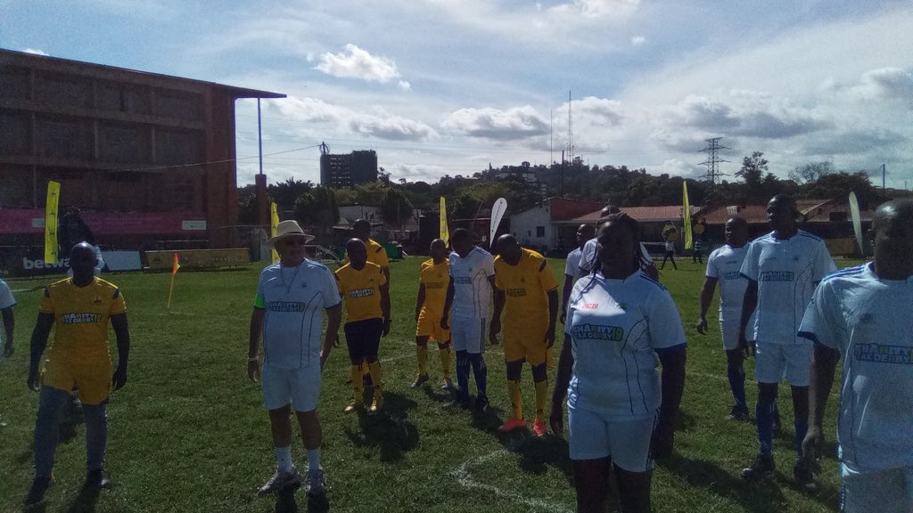 nalwovie's tweet photo. The final warm up was very serious please! I think you can see Sudhir was also on the pitch stretching small small. #TaxDerby19 we deeya! #TPAM19 https://t.co/KrY7tZA8HR