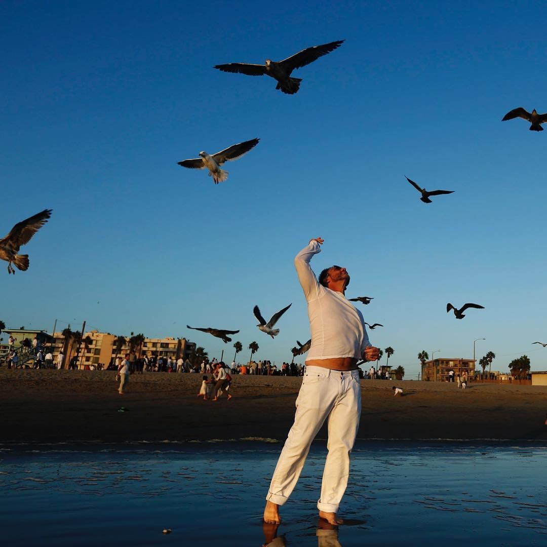 To Tashlich, or not to Tashlich?

An age-old Jewish Tradition symbolizing washing away sins from the past year in prep for Yom Kippur. On Rosh Hashanah, we head to bodies of water and "empty our sins"  by throwing bread or stones into the water. 

📷 Genaro Molina via <a href="/LATimes/">Los Angeles Times</a>