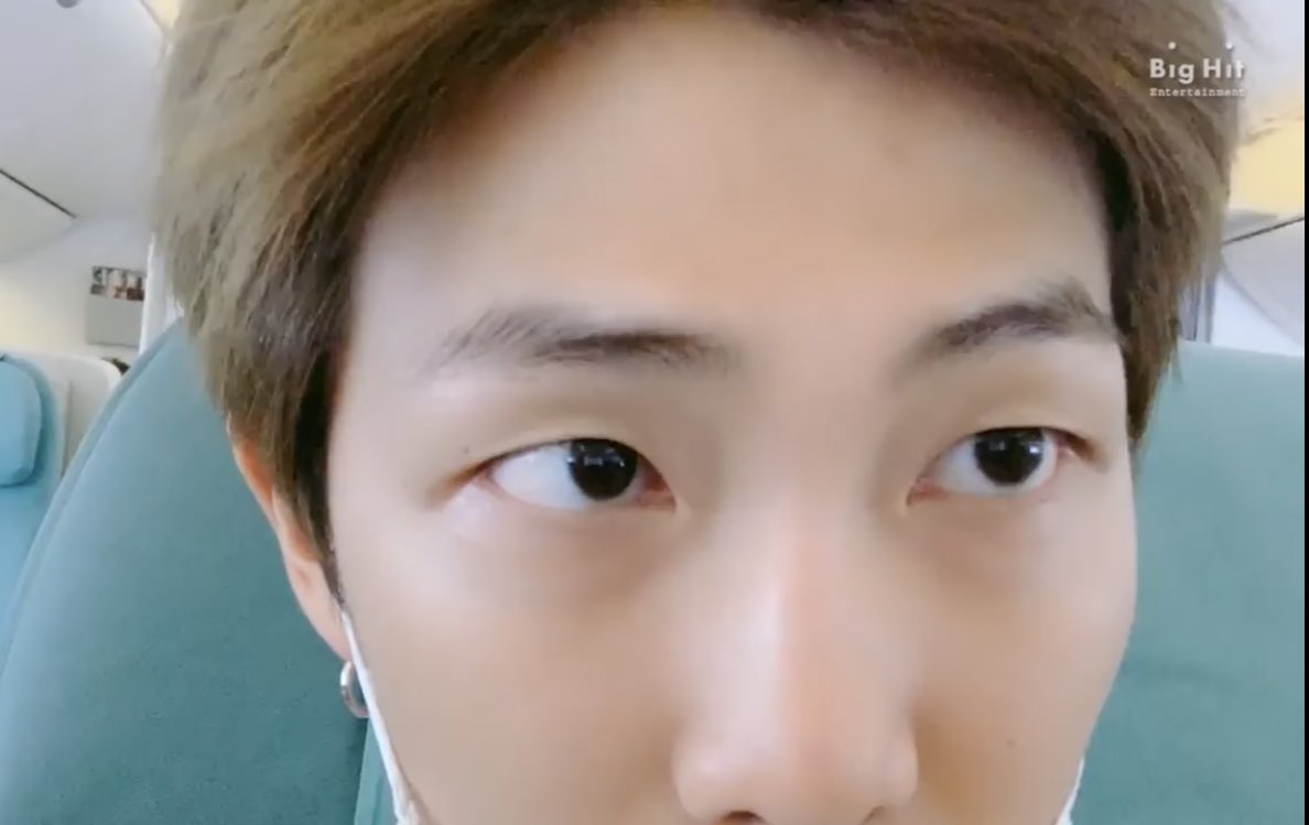 1. Hey, Korea Air.2. HOW DOES HE HAVE NO VISIBLE PORES??????????????????