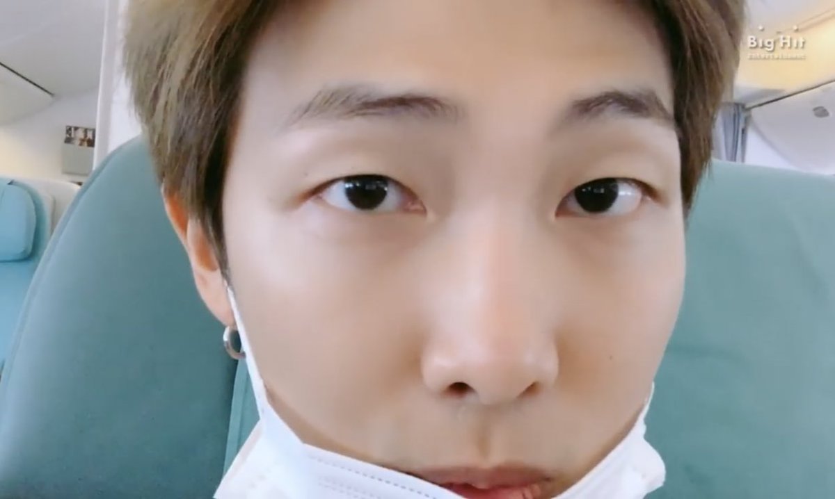 1. Hey, Korea Air.2. HOW DOES HE HAVE NO VISIBLE PORES??????????????????