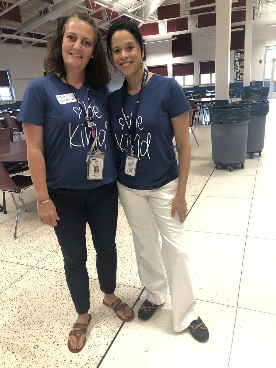 LearningKon's tweet photo. Blue and white day showing our bulldog pride and spirit. #wypride https://t.co/ql4cWeYKq4
