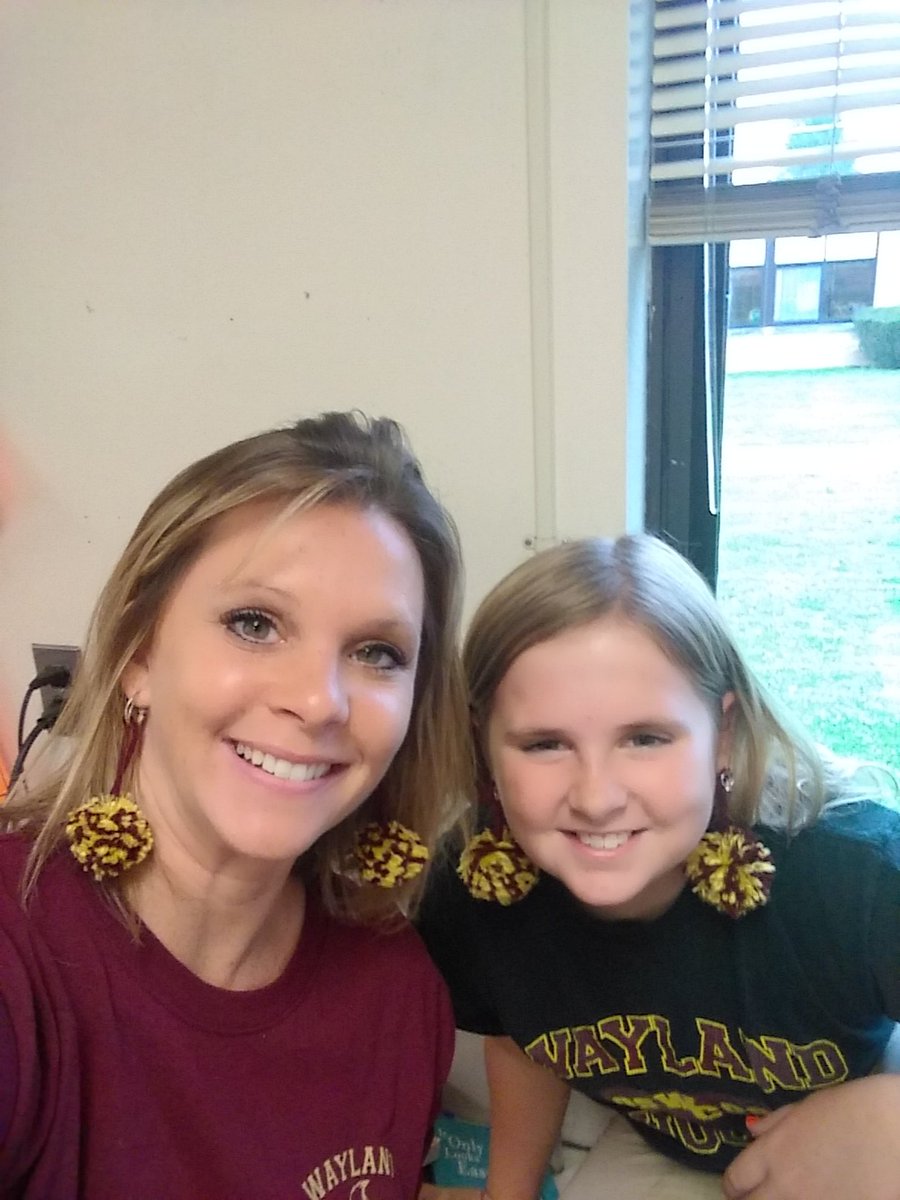 Mel_Belanger63's tweet photo. School spirit twinning!  #wccsms https://t.co/4dknprRrrd