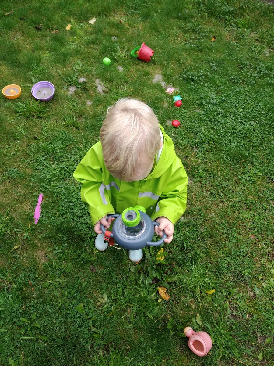 FleurGabru's tweet image. Celebrating #Bodemdierendagen 🐜 🐌 Our garden is a little zoo and had a little surprise for us 🐝🕷.