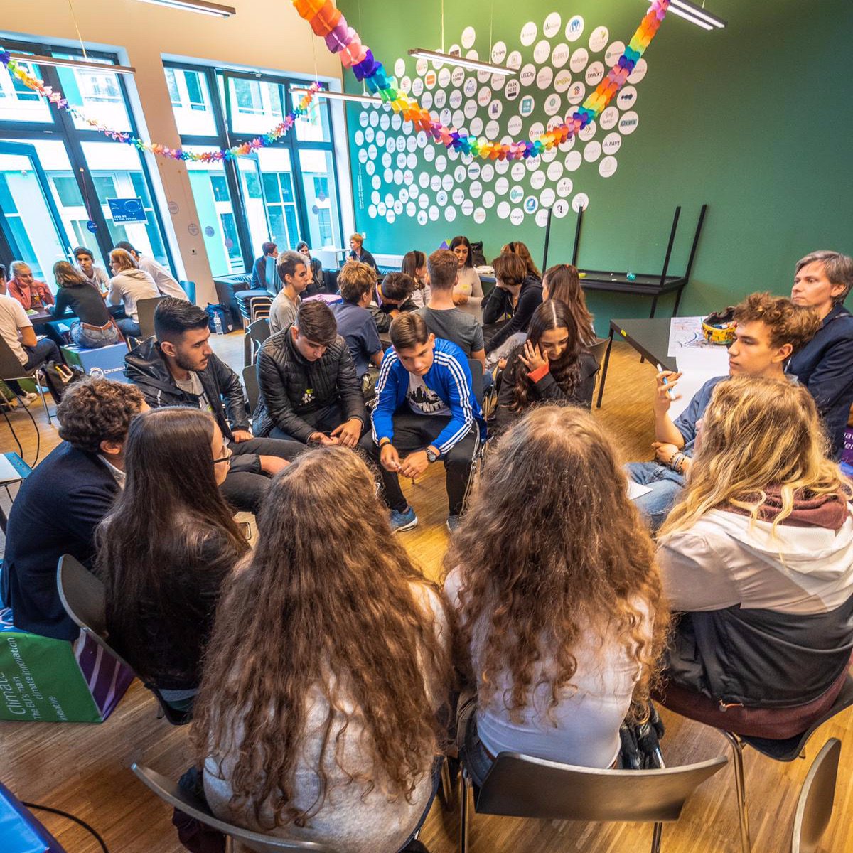 Mit einer Videobotschaft konnte @MNieberding vom <a href="/szmagazin/">SZ Magazin</a> auch aus der Ferne an CIRCULAR FUTURES #3 teilnehmen und die Schüler*innen dazu motivieren, ihre eigene Zukunft mitzugestalten. Dazu gab es für jede Schule ein Exemplar ihres Buches "Verwende deine Jugend". Vielen Dank!