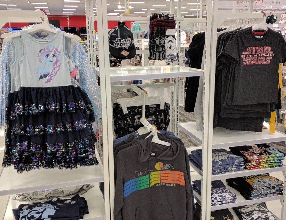 Frances64217109's tweet photo. #theforce of #StarWars and #targetlaunch19 had guests waiting in line. Amanda brought them joy with this great set! https://t.co/FX81PGh552