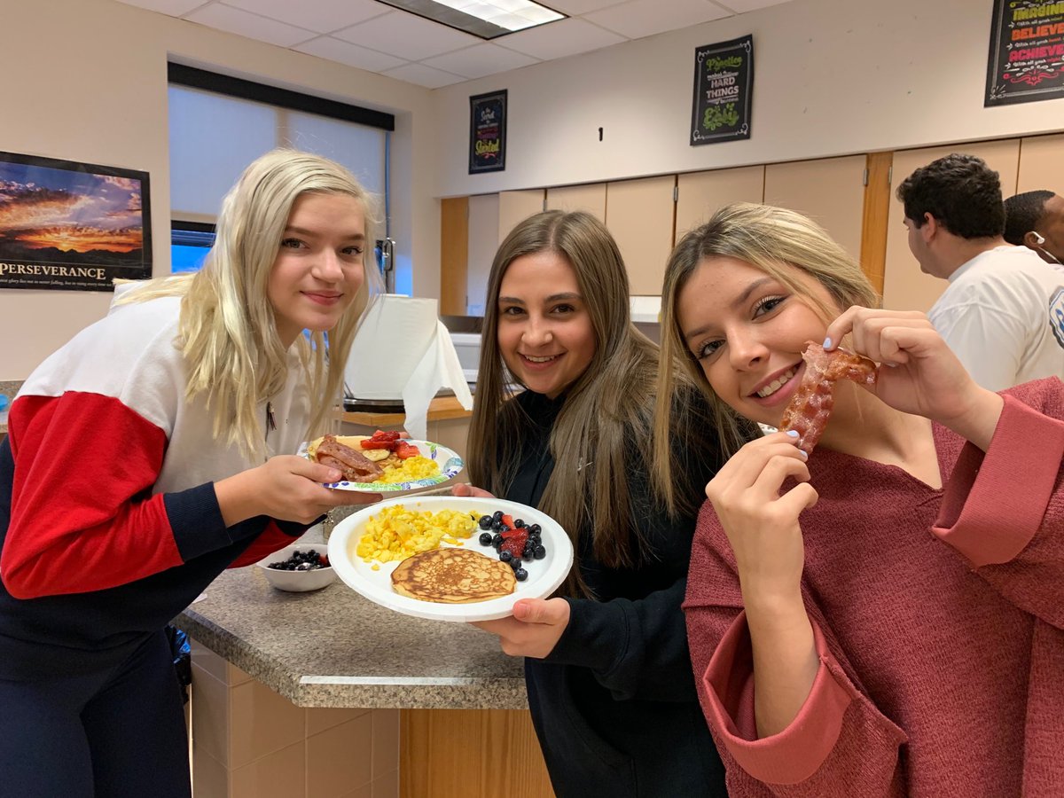 MalonesKitchen's tweet photo. Voice &amp; choice...super students whipping up some creativity in the kitchen for free lab Friday!#yummy #ChickenRomano
#breakfastbonanza #macandcheese https://t.co/iHp5rNAtAX