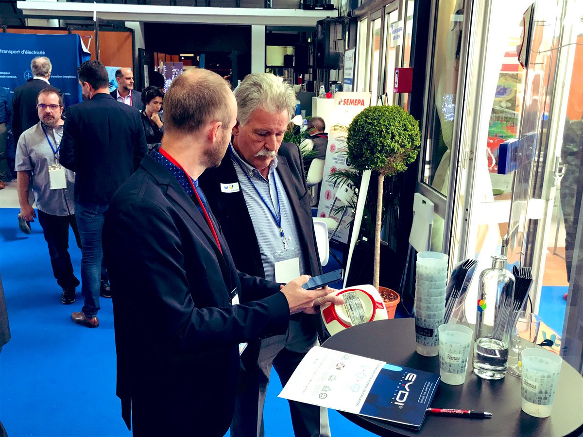 EydiTechnology's tweet photo. #EnDirect du #SalonDesMaires 

Visite de @RichardMallie, Président des @Pompiers_13 sur le stand #EYDI.

Présentation des solutions #SmartCity #SafeCity connectées. https://t.co/QATqE7Bemf