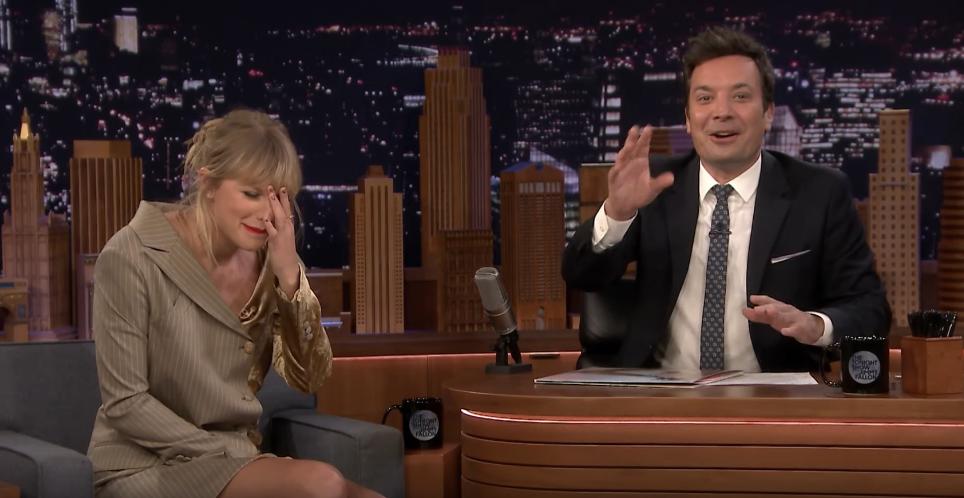 RollingStone's tweet photo. Taylor Swift's mom leaked a highly entertaining clip to #FallonTonight featuring the pop star crying over a banana. Watch here https://t.co/rirB1YEMZ0 https://t.co/roMsAv8DPq