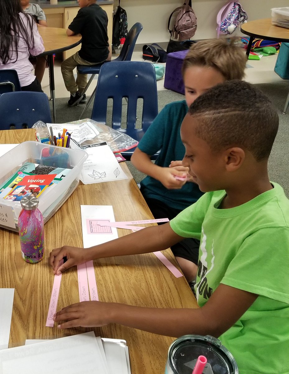 MsGrayCFB's tweet photo. #BrainBootCamp Fluency Fun! Students worked on reading a Fall poem with good pace, phrasing and expression. Then they got to record themselves reading it on @Seesaw and self-assess their fluency. 💚 #Room607 #ThompsonIsExcellence #ThompsonReads https://t.co/SQIPsqDMON
