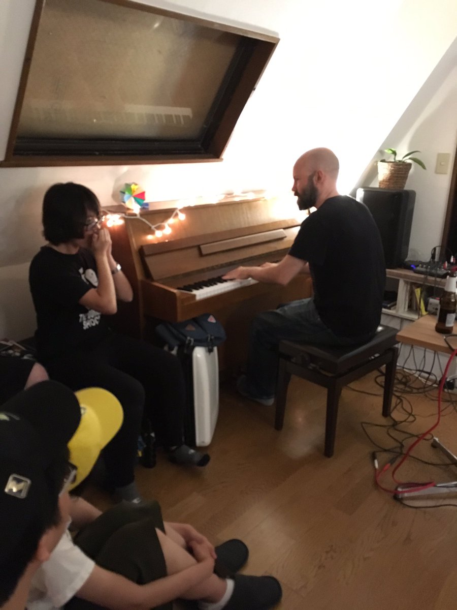 picopicocafe's tweet photo. アコースティックセッションやチップとピアノのコラボも。楽しい楽しい夜 #tinyshows https://t.co/RMcF23N5Mi