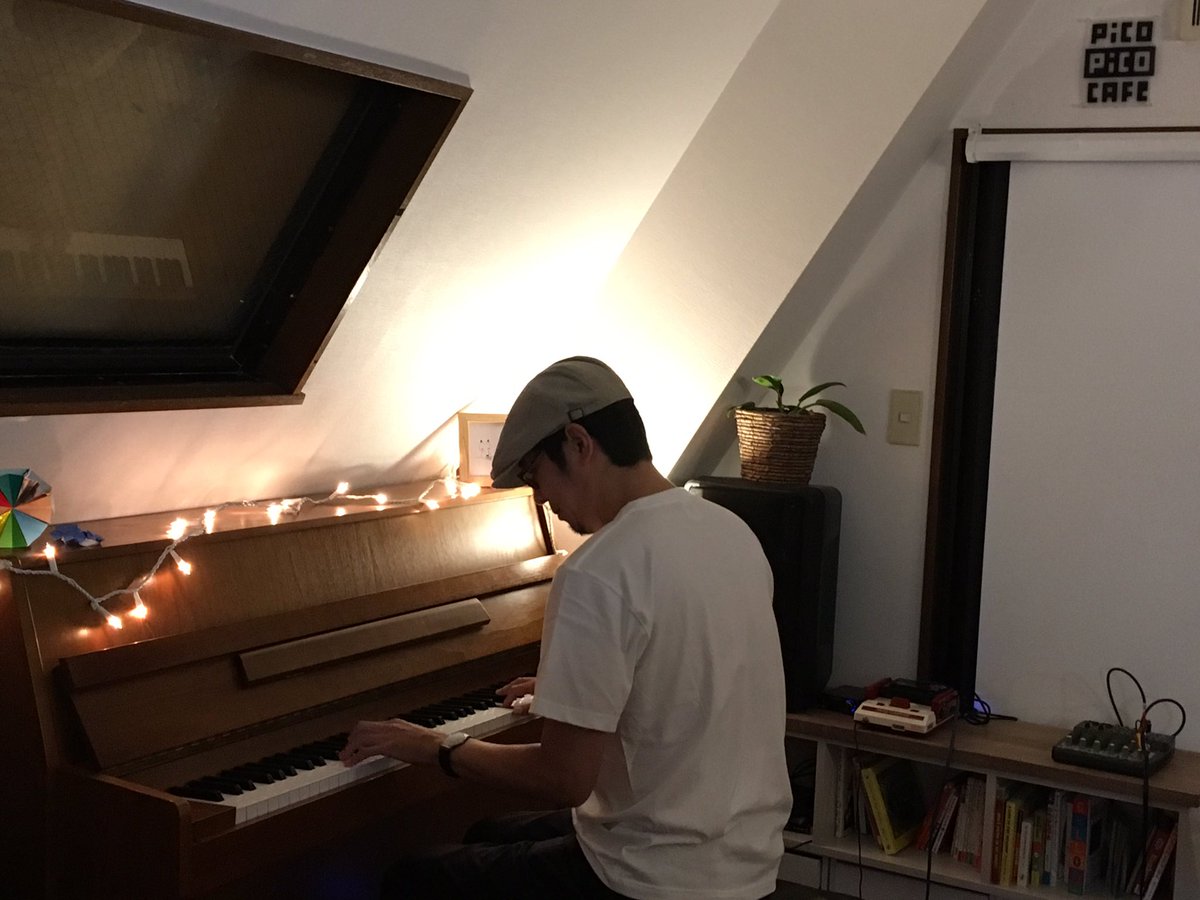 picopicocafe's tweet photo. アコースティックセッションやチップとピアノのコラボも。楽しい楽しい夜 #tinyshows https://t.co/RMcF23N5Mi