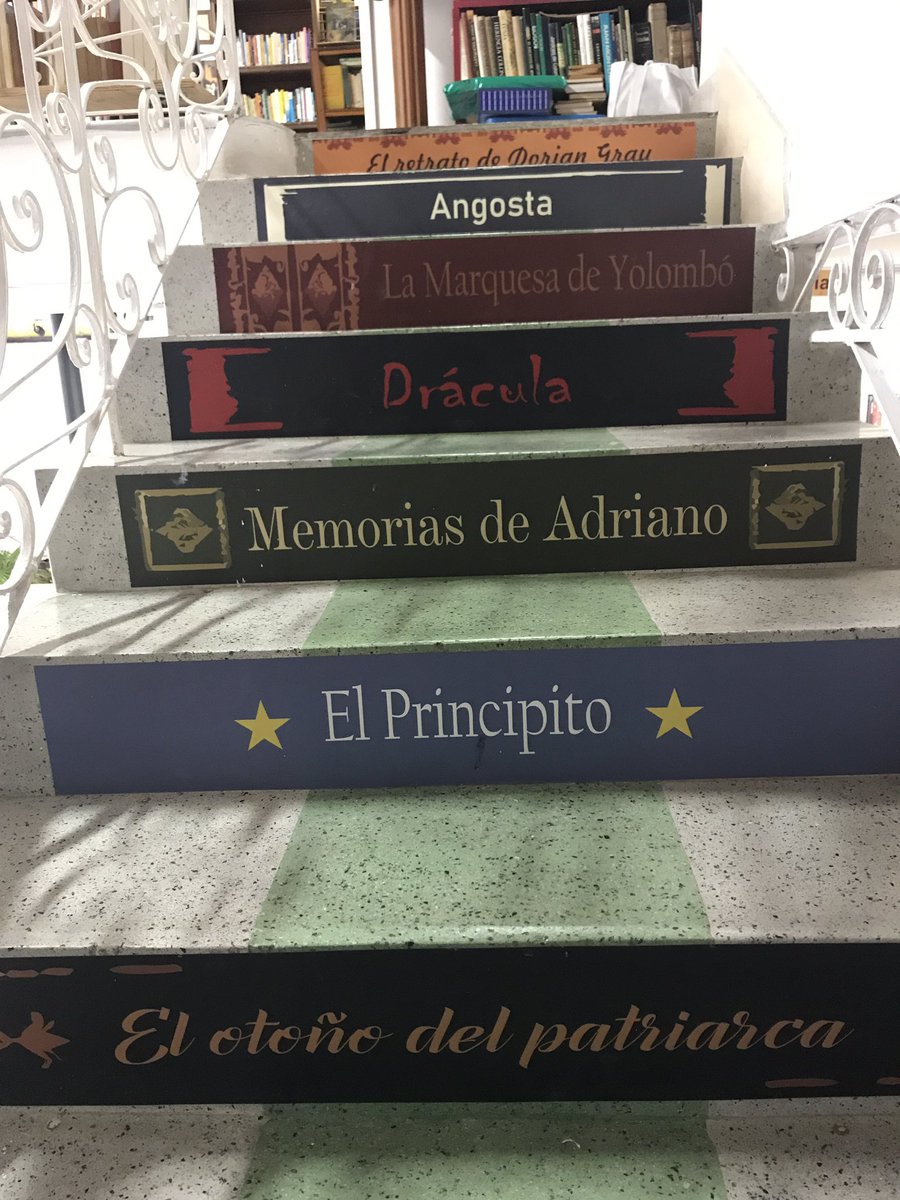 Las escaleras que unen la librería Grammata, de libros nuevos, con la Palinuro, de libros leídos, en Medellín. Símbolo de una alianza.