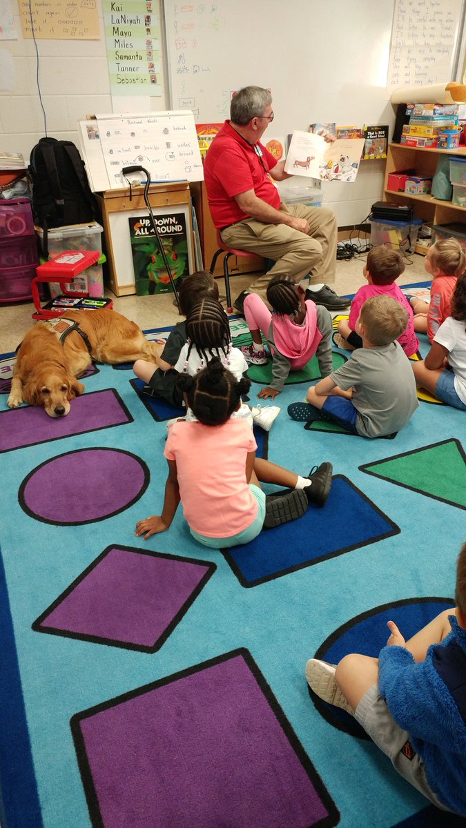 sbchoplin's tweet photo. ❤volunteers ❤therapy dogs @SedgeGardenES https://t.co/OTqOtm2zSz