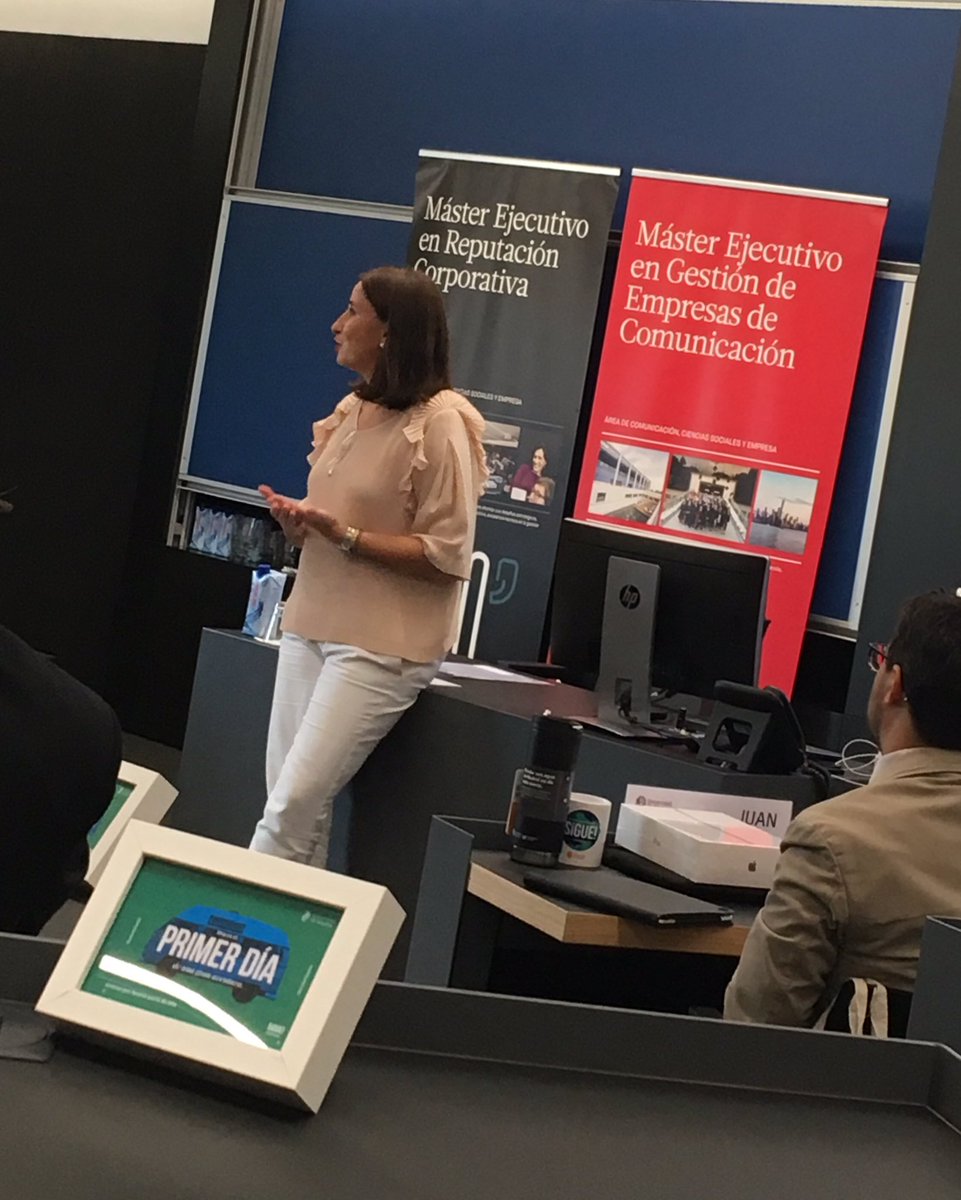 jrvirgili's tweet photo. La decana de @fcomunav, @csadaba, da la bienvenida a los alumnos de los Máster de la Facultad de Comunicación en Madrid, @merc_unav y @megec_unav https://t.co/QOZhYO1QIQ