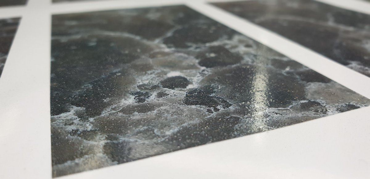 Efectos texturizados imitando mármoles y granitos. Uno de los muchos tratamientos especiales que podemos aplicar a tus productos. #touchandfeel #screenprint