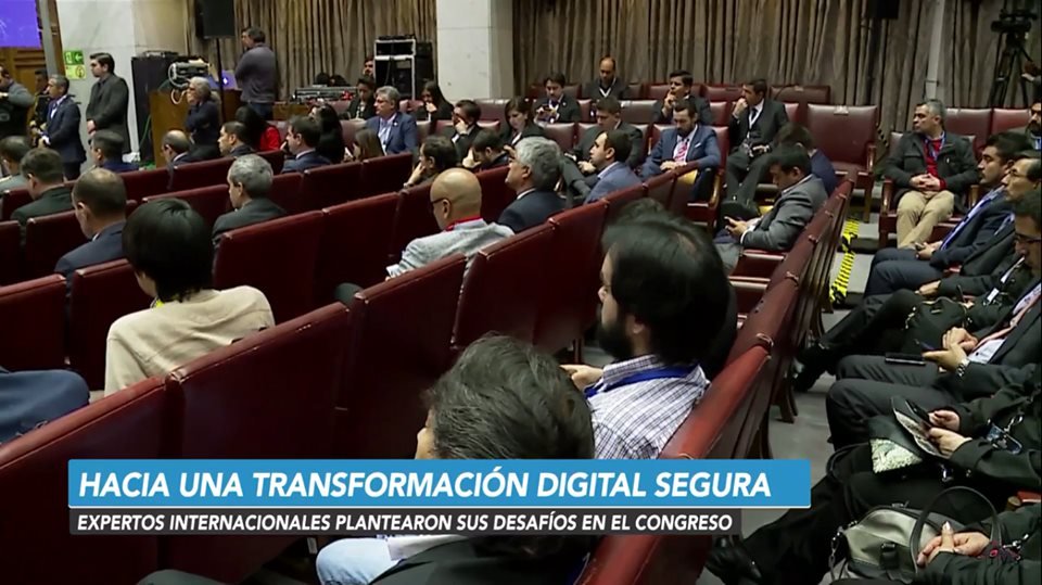 informaticaUSM's tweet photo. Te invitamos a revisar la nota de @Senado_Chile sobre el II Seminario Internacional de Ciberseguridad. Profesor
@xbonnaire representa a la academia y Alumna @gabitak9 a las #mujeres en #Ciberseguridad 👏
▶️ https://t.co/sYRDrPhRw4👀
#DIUSM #USM #UTFSM #cibervalpo2019 https://t.co/JkPJ7mlIFY
