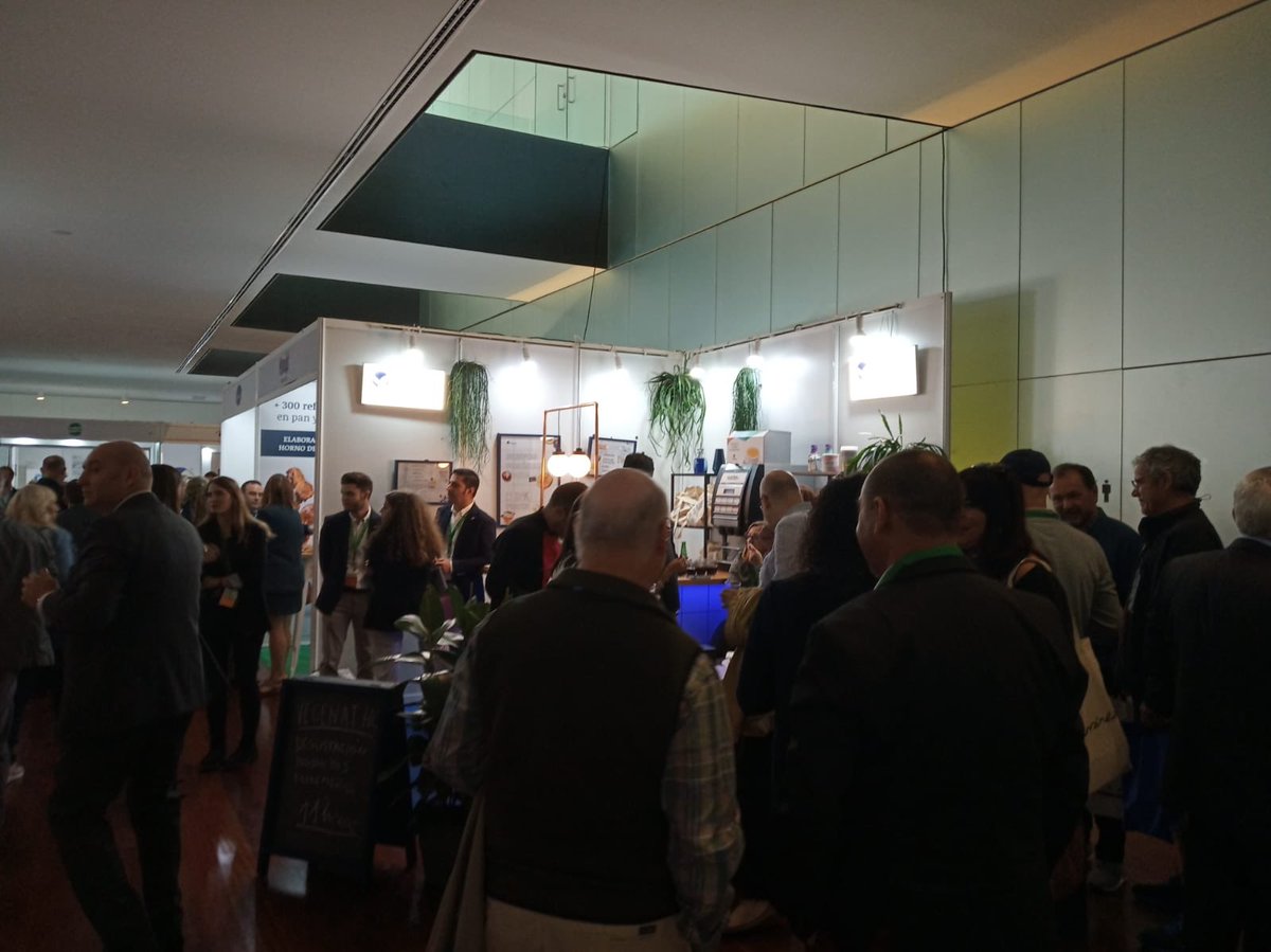 nutrisens_es's tweet photo. Hoy nos despedimos del XXI Congreso de Hostelería Hospitalaria, enhorabuena a todos por el buen ambiente y la participación, ¡¡todo un éxito!! 👏🏻👏🏻👏🏻
#aehh #vegenathc #hosteleriahospitalaria https://t.co/ftDkg6mz4c