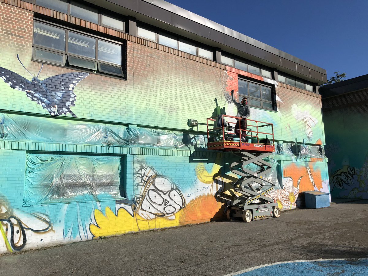 shelleycarroll's tweet photo. Something truly spectacular is unfolding at @Dallington_TDSB . A partnership between the school and the local community garden, Dallington Pollinators, is being celebrated with a mural. The artist will be working on it for 2 more weeks. #DonValleyNorth @JamesX_Li https://t.co/NOTNckLSXI