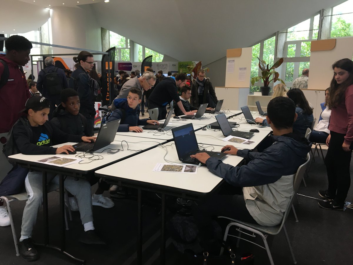 FIGSaintDie's tweet photo. 🌍 #FIG2019
Bloc par bloc, la ville de #SaintDié prend vie en pixels dans #Minecraft à l'Espace Géo-numérique ! Jeu vidéo et nouvelles technologies s'allient pour une nouvelle vision de l'#architecture
#ENSANancy @IGNFrance @Min_Territoires @achencraft
➡️ https://t.co/DjsRkXi9S5 https://t.co/7z4Pp1d5Ma