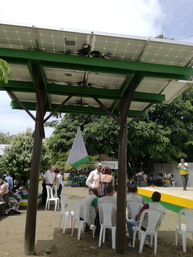 emisoraudea's tweet photo. En 2017, 6 Colegios rurales en Caucasia recibieron equipos fotovoltaicos para generación de energía solar: convenio @FIngenieriaUdeA y @Alc_Caucasia Foto: Institución Educativa de Margento. CC @AmbienteAnt @SecEducacionAnt #LoEscuchéPrimeroenlaRadioUniversitaria #WCDR https://t.co/OJV6A8Y4YZ
